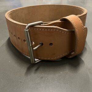 Medium Prong leather weightlifting belt